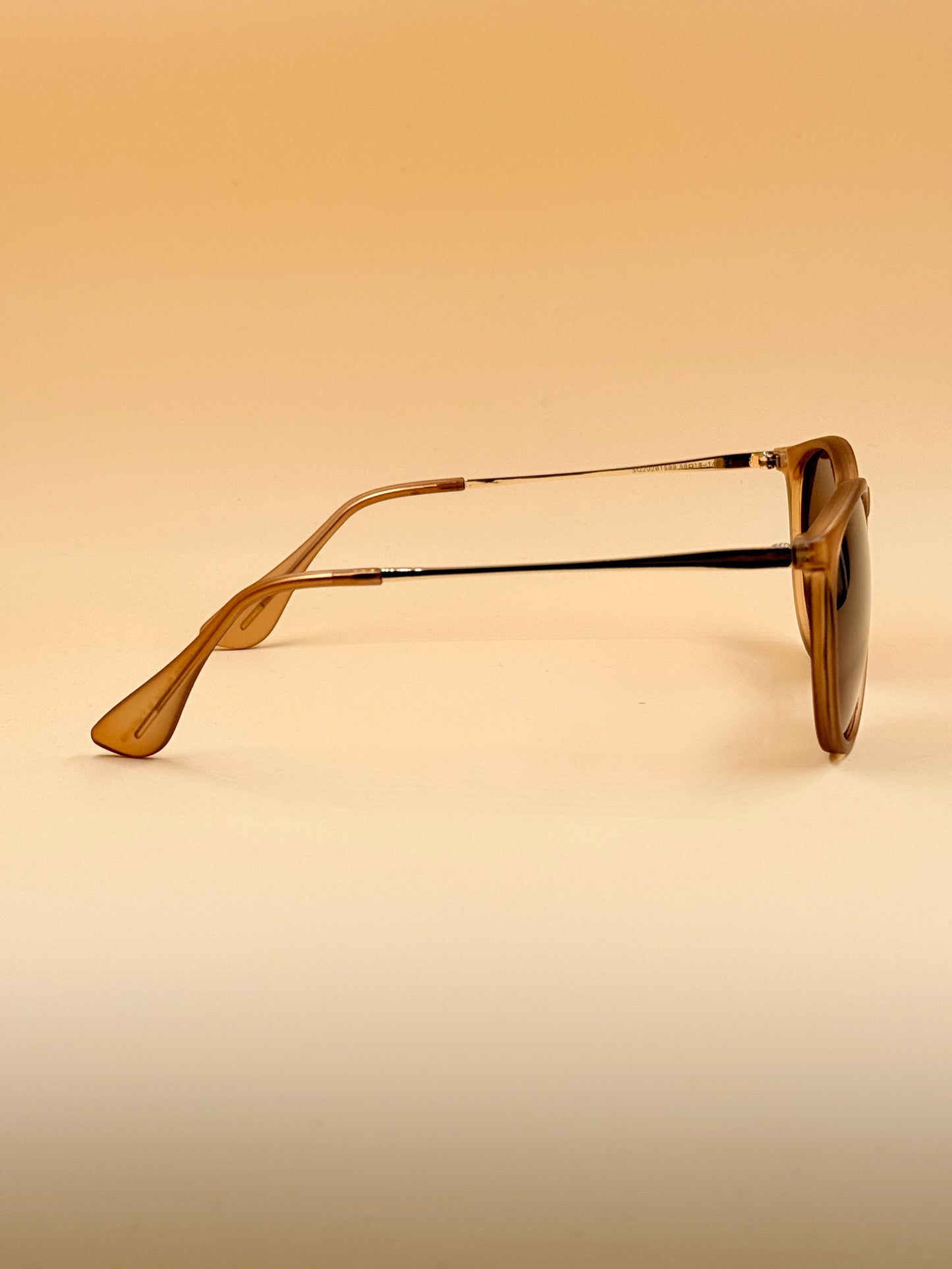 SQUARO Classic Round Polarized Sunglasses – Crystal Champagne Frame / Brown Lens

UVB- UVA SQ2026