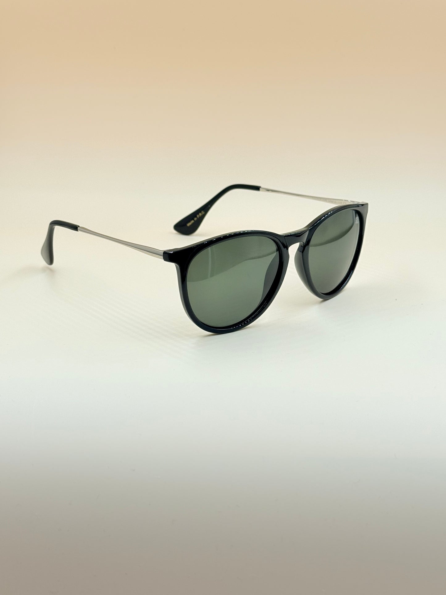 SQUARO Classic Round Polarized Sunglasses – Crystal Champagne Frame / Brown Lens

UVB- UVA SQ2026