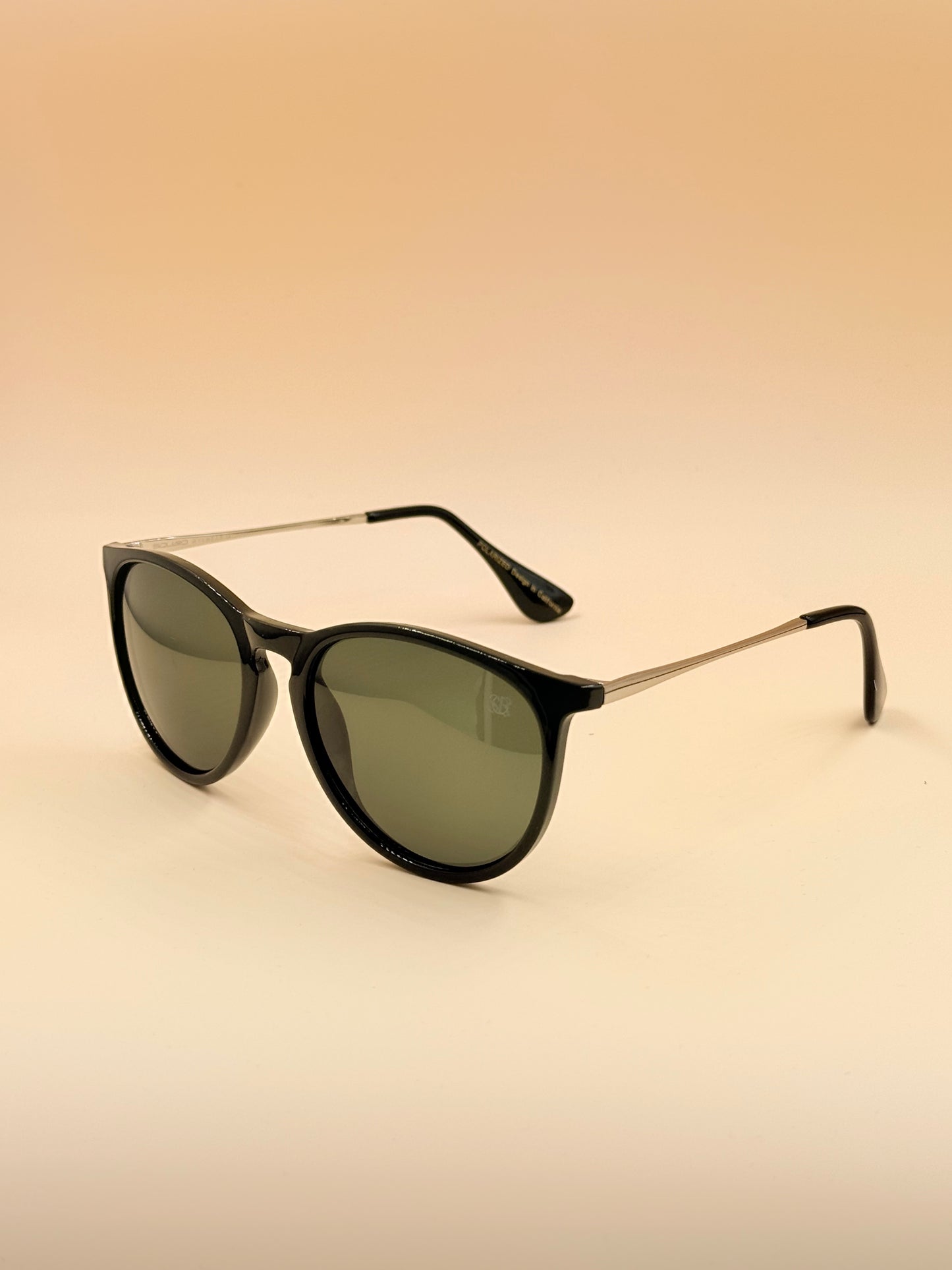 SQUARO Classic Round Polarized Sunglasses – Crystal Champagne Frame / Brown Lens

UVB- UVA SQ2026