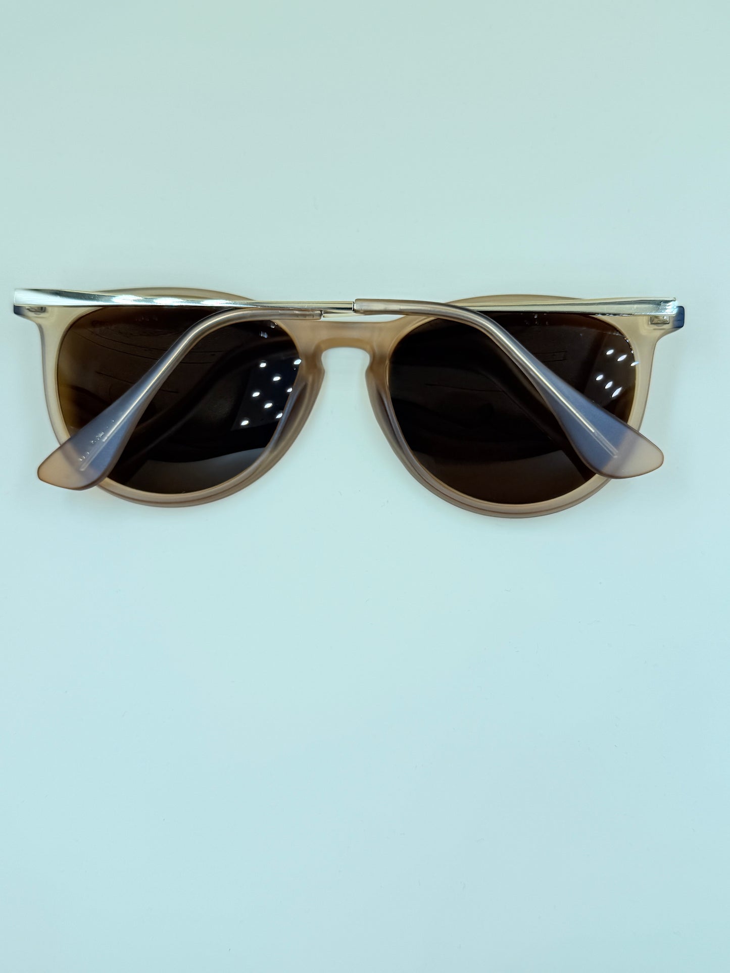 SQUARO Classic Round Polarized Sunglasses – Crystal Champagne Frame / Brown Lens

UVB- UVA SQ2026