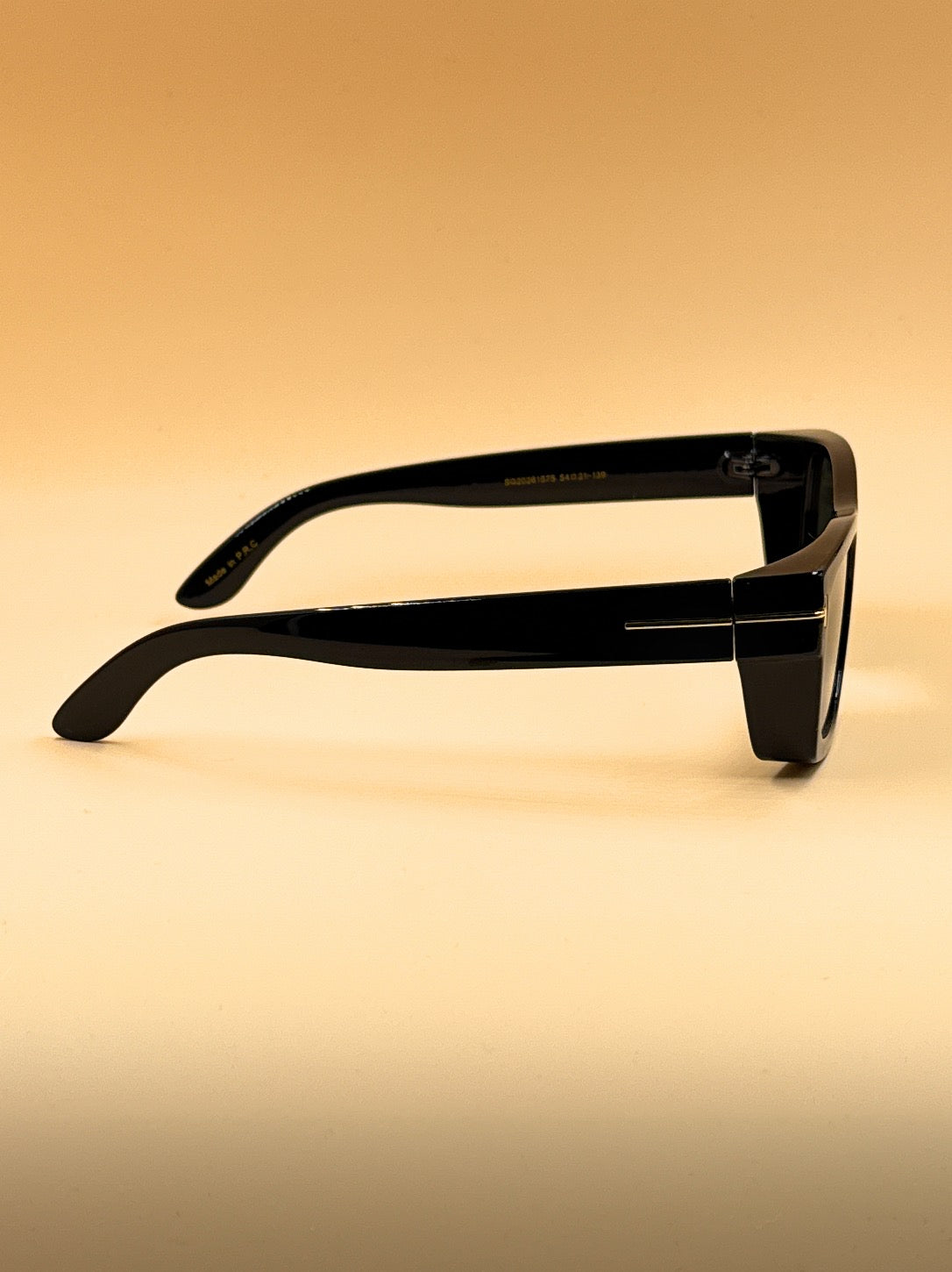 SQUARO® Elegant Black Rectangular Sunglasses for Women – Glossy Lightweight PC Frame, 54mm Lens SQ20261575