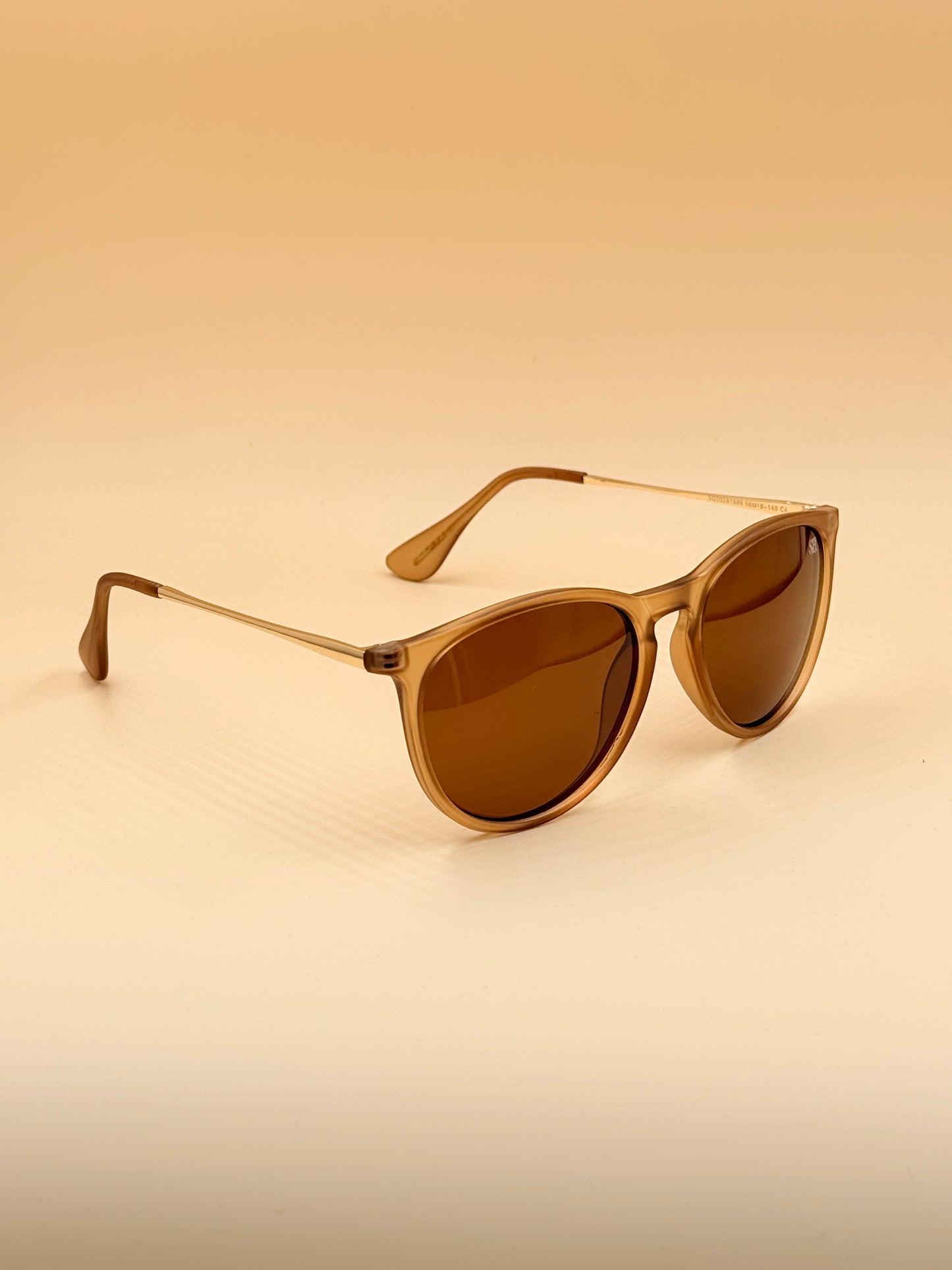 SQUARO Classic Round Polarized Sunglasses – Crystal Champagne Frame / Brown Lens

UVB- UVA SQ2026