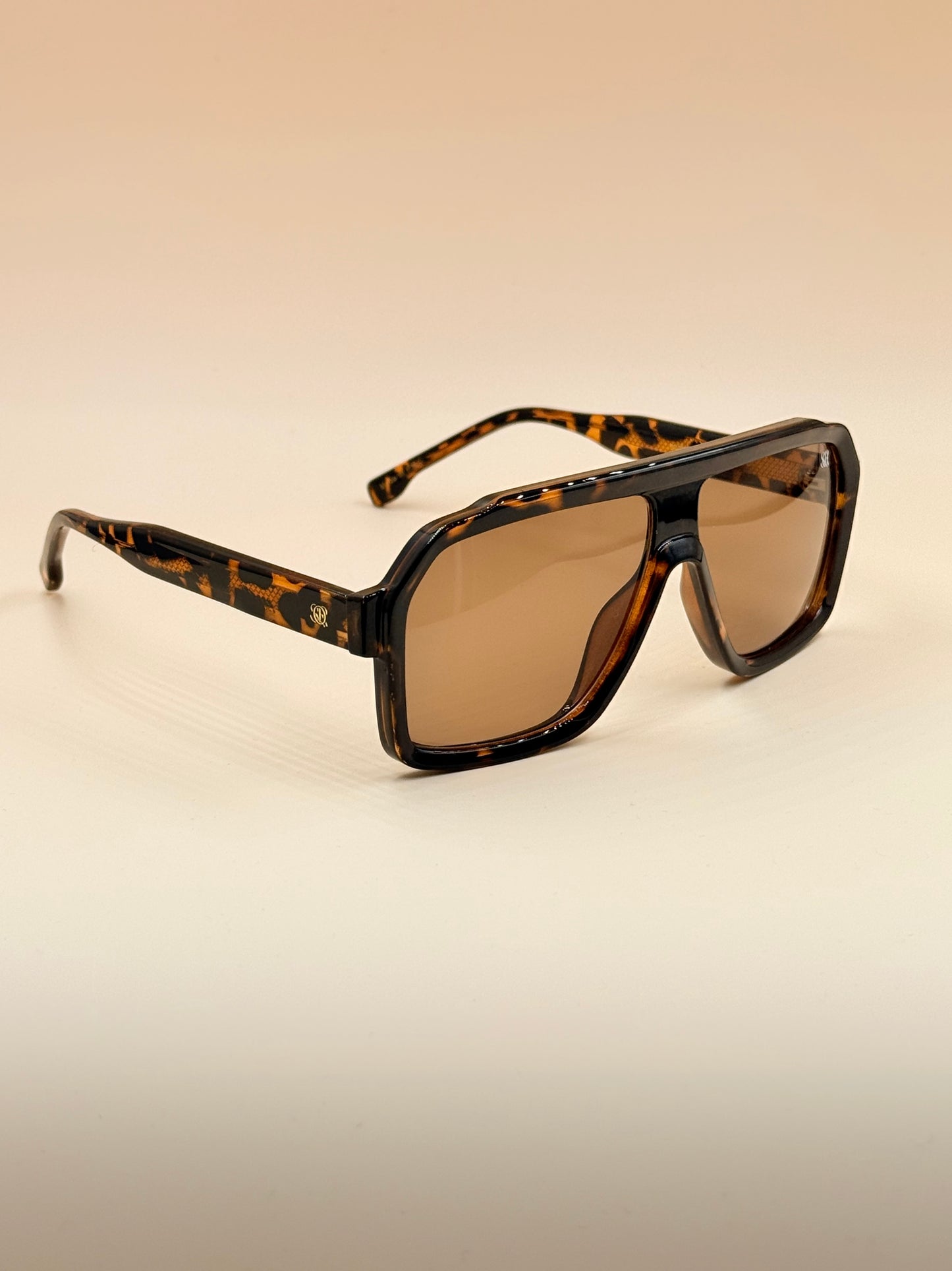SQUARO Oversized Shield Sunglasses – Yellow Tea Gradient Lens, Square Flat-Top Frame, UV Protection