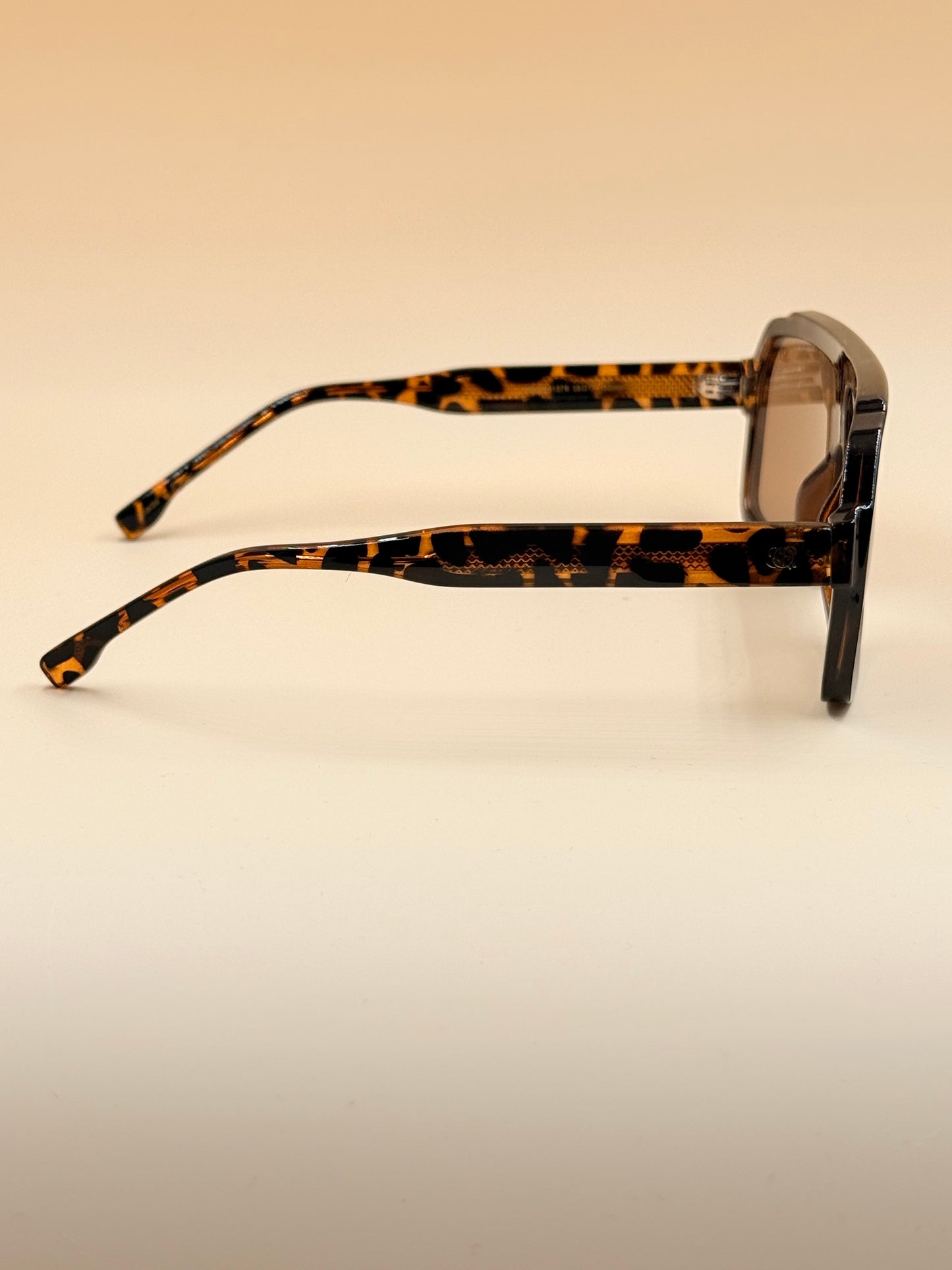 SQUARO Oversized Shield Sunglasses – Yellow Tea Gradient Lens, Square Flat-Top Frame, UV Protection