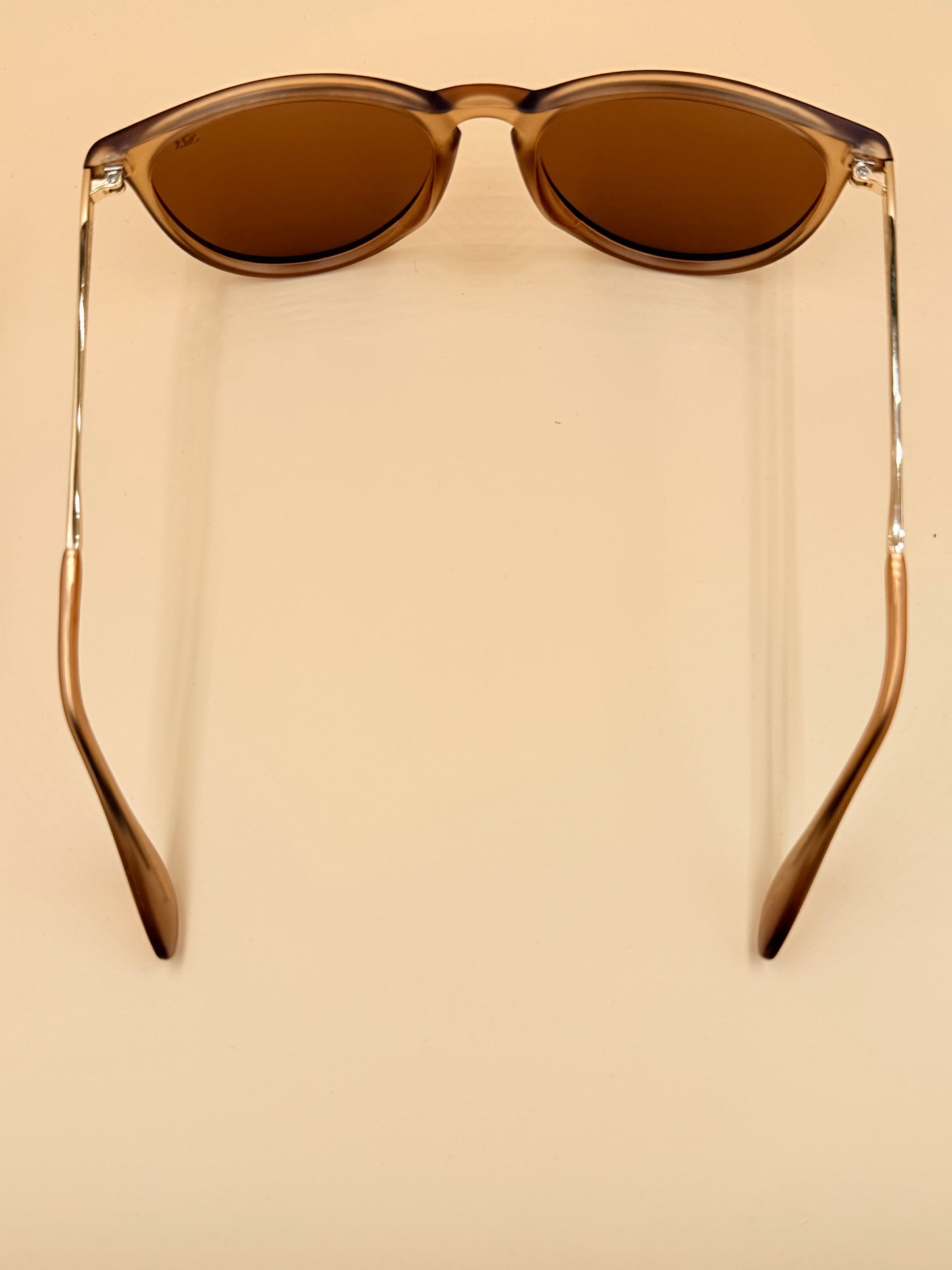 SQUARO Classic Round Polarized Sunglasses – Crystal Champagne Frame / Brown Lens

UVB- UVA SQ2026