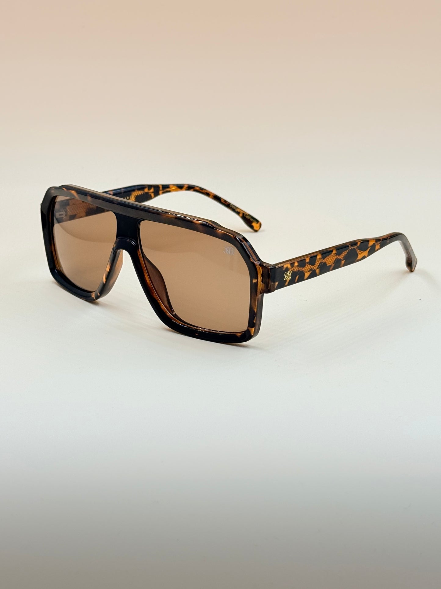 SQUARO Oversized Shield Sunglasses – Yellow Tea Gradient Lens, Square Flat-Top Frame, UV Protection