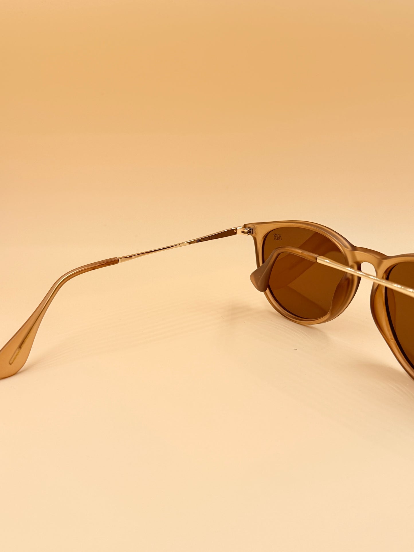 SQUARO Classic Round Polarized Sunglasses – Crystal Champagne Frame / Brown Lens

UVB- UVA SQ2026