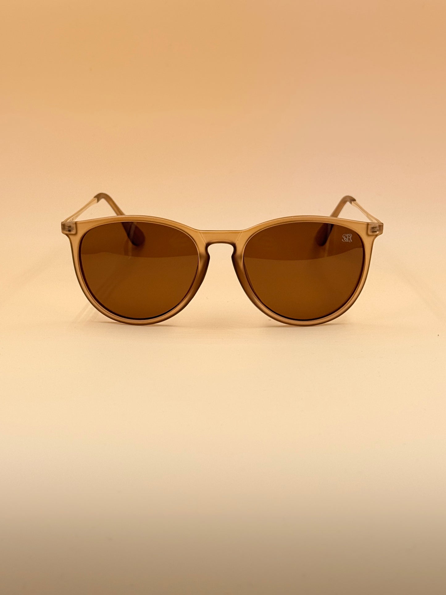 SQUARO Classic Round Polarized Sunglasses – Crystal Champagne Frame / Brown Lens

UVB- UVA SQ2026