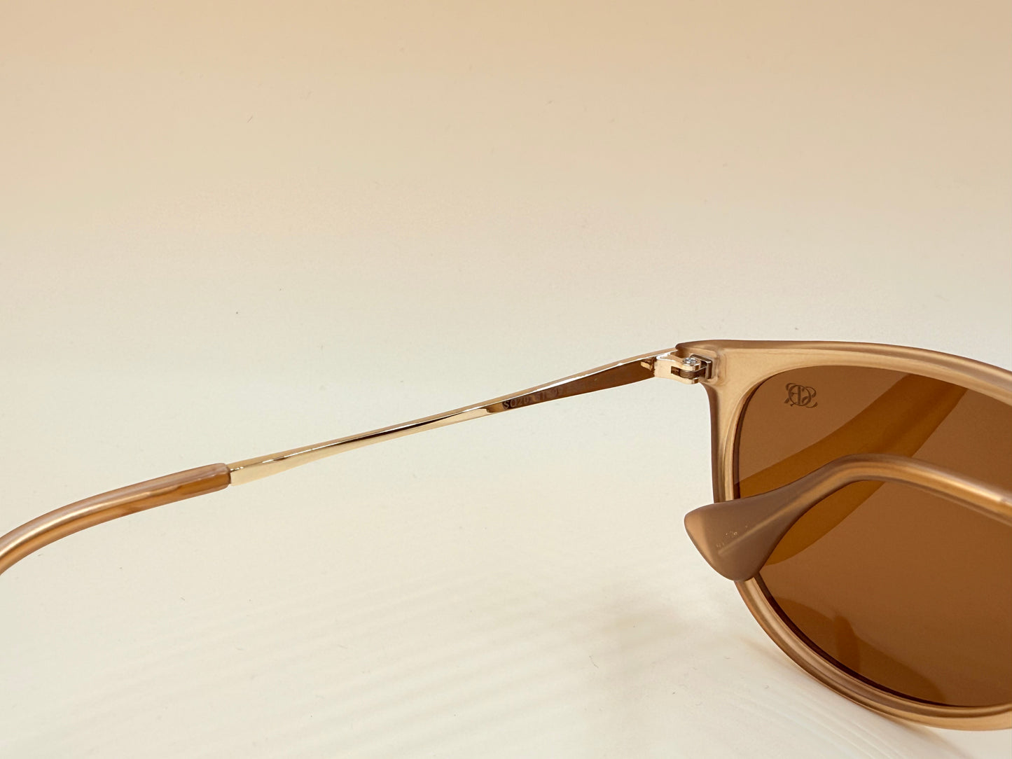 SQUARO Classic Round Polarized Sunglasses – Crystal Champagne Frame / Brown Lens

UVB- UVA SQ2026